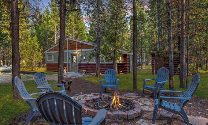 Island Park Cabin | *DISCOUNTED RATES* KABINO: Dogs OK Fire Pit Fireplace Loft w/Low Ceiling High Chair WiFi
