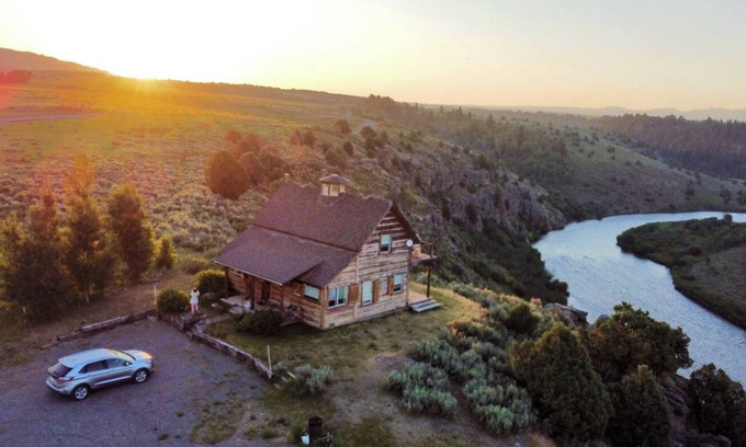 Ashton House | *DISCOUNTED RATES* KABINO: Lindas Perch On Bank of Henrys Fork Mtn Views Fishing 6+ acres WIFI