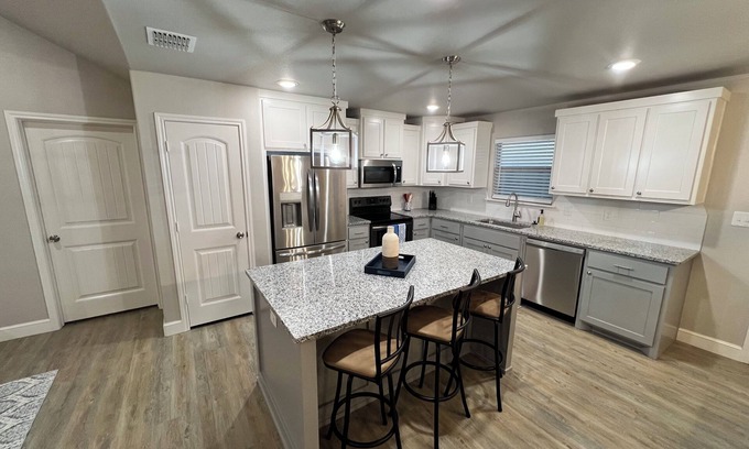 Lynn County House | 🤩DISCOUNTS🤩 Charming 3-bedroom house with WiFi, AC in superb Lubbock