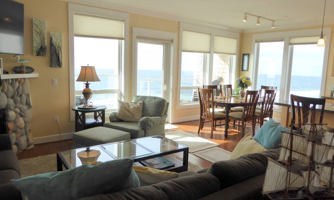 Lincoln City Condo | Discounts/Luxury Condo/Upper Floor Oceanfront/Balcony Hot Tub!
