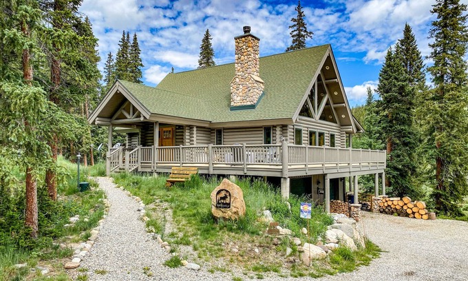 Valley of the Sun Cabin | Discounts! Luxury Log Cabin, Pet Friendly w/Hot Tub, Game Room, Steam Shower - The Claim