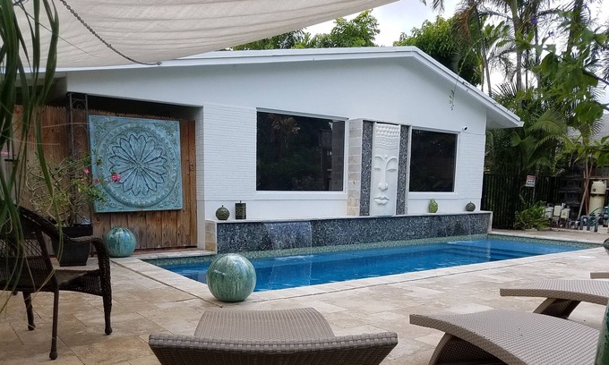 Highland Park Delray Condo | Discounts- Walk to The Ave/Beaches, Beautiful Salt & Waterfall Pool; Sleeps 2