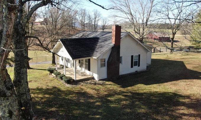 Tellico Plains House | Discover Cherohala Skyway in just 6 mins! Cozy 3-bedroom retreat awaits.