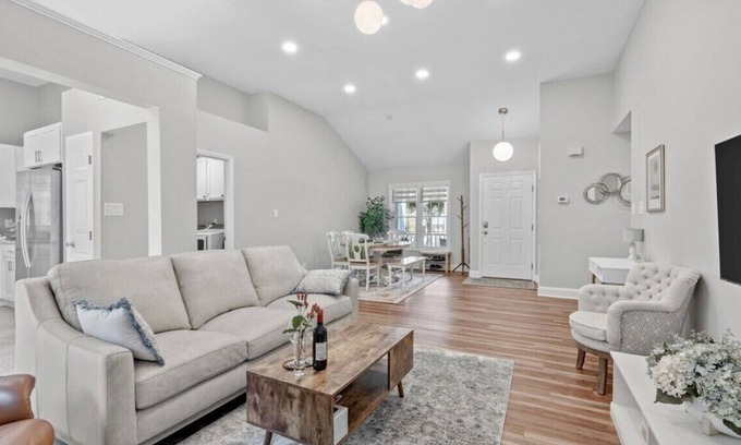 Cary House | Discover NCSU close by! Cozy Cary retreat awaits.