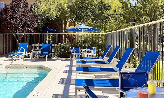 Flagstaff Resort | Discover Scenic Retreat Near Flagstaff's Historic Gems! Pool, Free Breakfast!