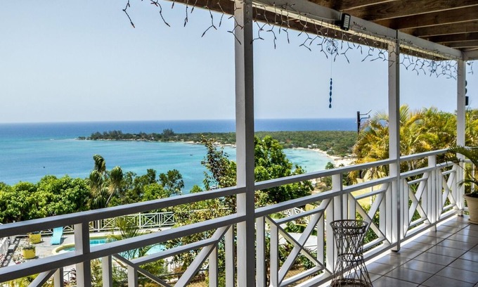 Discovery Bay Villa | Discovery Bay | Ocean View | Walk to Puerto Seco | Quiet | Centrally Located