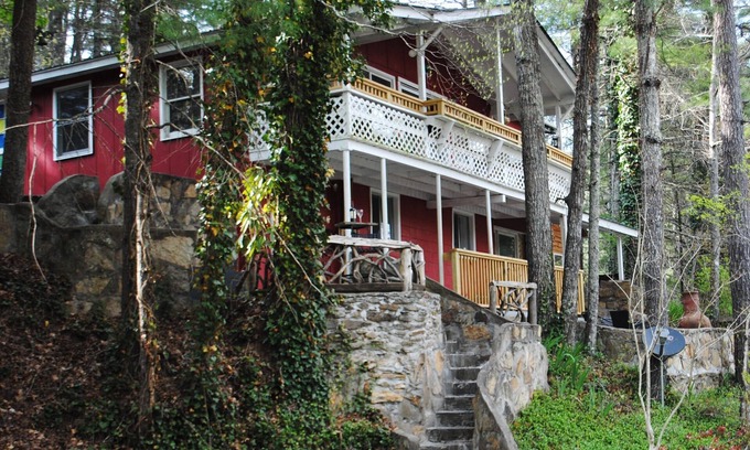 McMillan Hidden Valley Cabin | Distinctive Cabin + Cozy Guesthouse + Sauna Near Major Attractions, Fiber