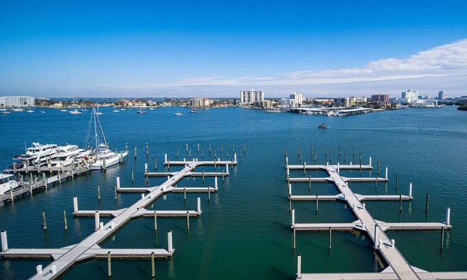 Clearwater Beach Hotel | Dive Into Your Dream Vacation! Outdoor Pool, Onsite Restaurant, Walk To Beach