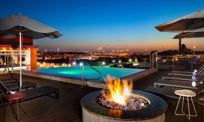 Downtown Dallas Hotel | Dlux King room in Canvas Hotel Dallas! Rooftop edge Pool w/City Views