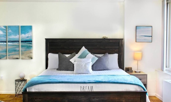 Crystal City Apartment | DMV-RARE! Wifi - Mall & DC Airport Access