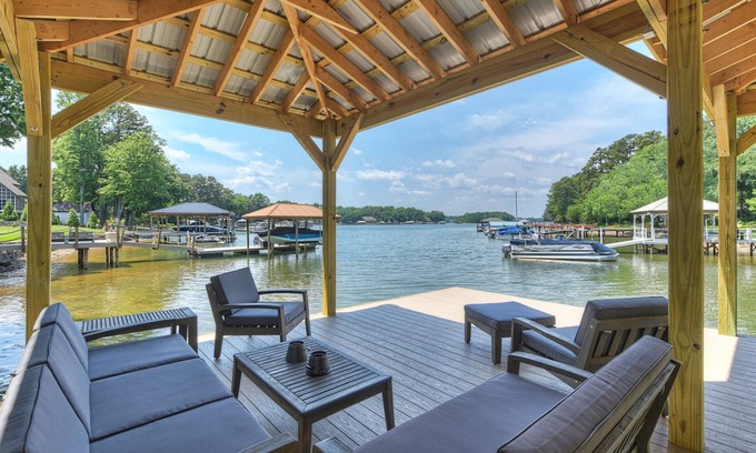 Huntersville House | Dock Holiday by AvantStay | Custom Home + New Dock