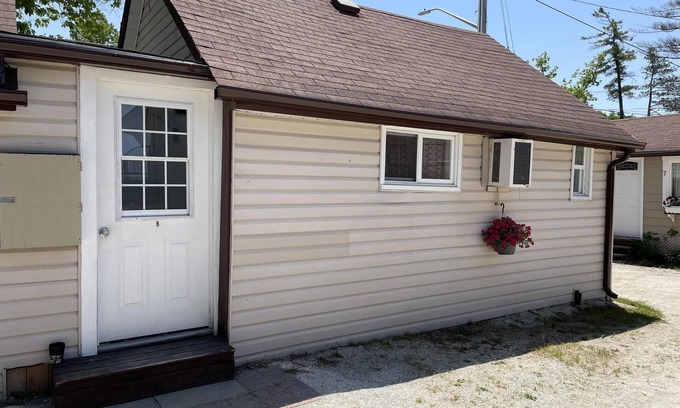 Wasaga Beach Cottage | Dock Life Beach 1 - Cottage 8, Riverside, 2 bdrm and Loft, 3 min walk to Beach 1