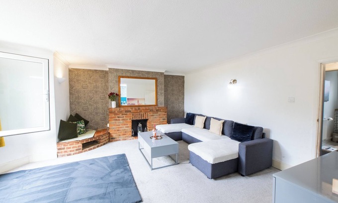 Herne Bay Apartment | Dock Side Retreat - Seafront Apartment with Garden