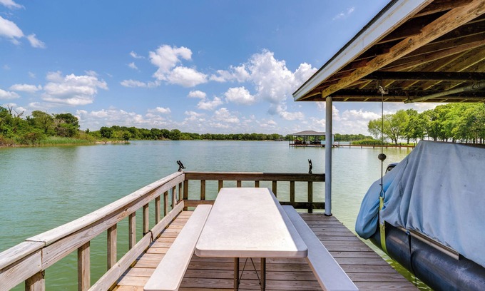 Cayuga Cottage | Dock: 'sunrise Cove RC' on Richland Chambers Lake