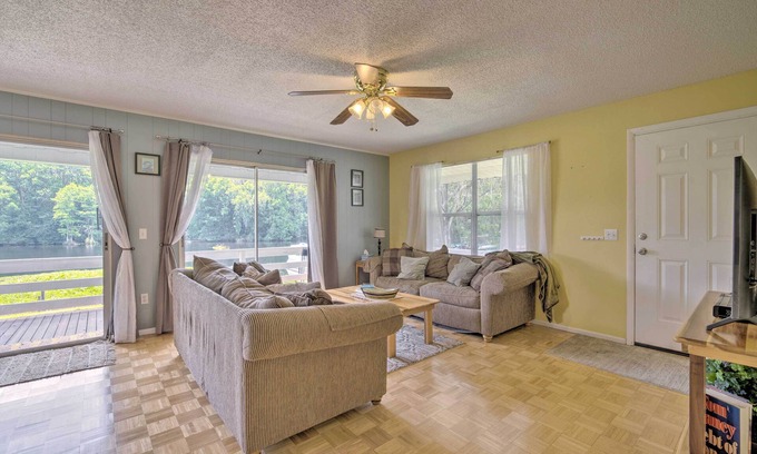 Dunnellon Apartment | Docks + Balcony: Peaceful River Abode in Dunnellon