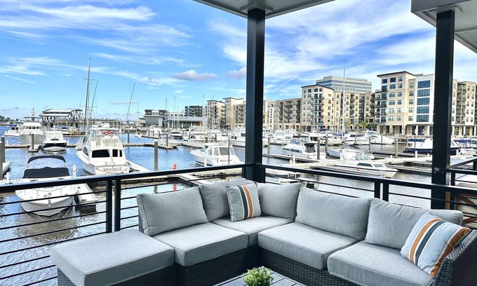 Downtown Wilmington Boat Rental | Dockside at The Cove - Downtown Wilmington in Port City Marina