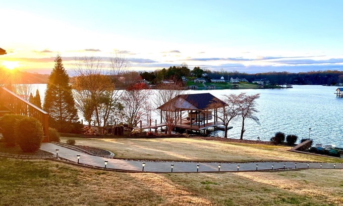 Moneta House | Dockside Daze-Prime Waterfront Loc w/Amazing View, Firepit, Tiki Bar, Lrg Dock