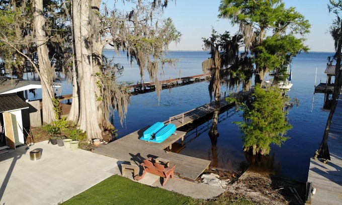Lake Waccamaw House | DOCKTAILS CABANA! Lake Front! HUGE outdoor space!