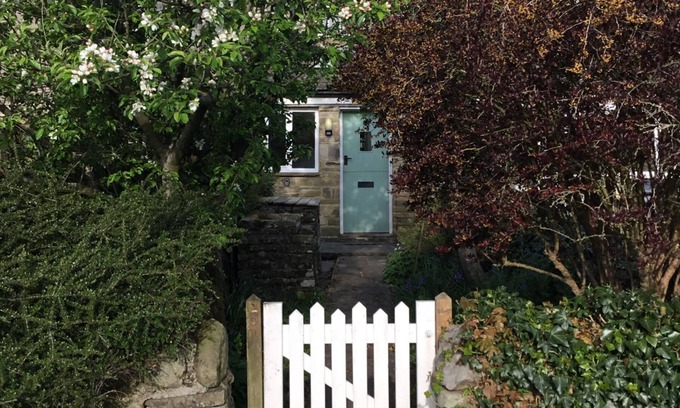 Airton Cottage | DOFFERS COTTAGE, character holiday cottage, with open fire in Airton