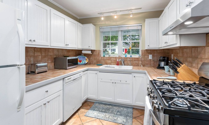 Saint Simons Island House | Dog Friendly! Walk to Restaurants - Close to EVERYTHING!