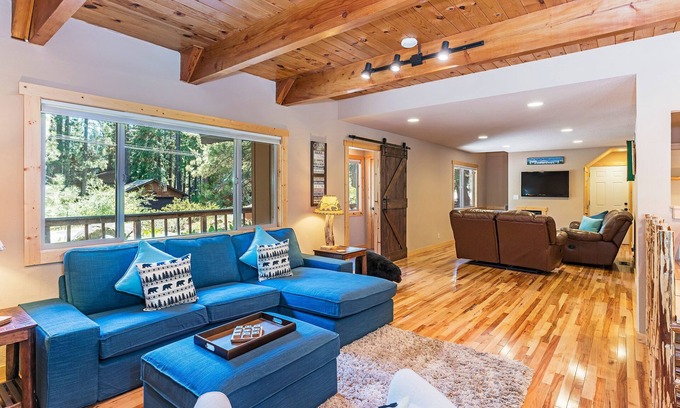 Truckee Cabin | Dog Friendly 4BR in Lower TD, Amenity Access, and Close to Skiing!