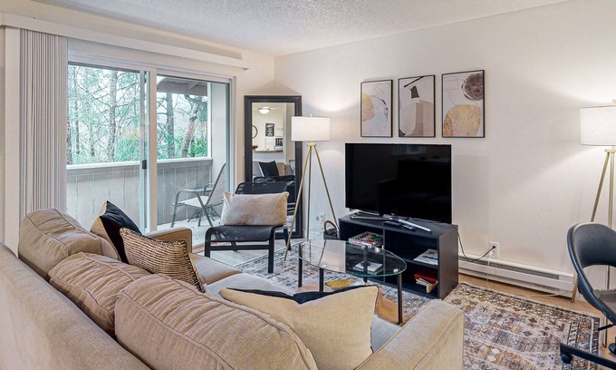 Poulsbo Apartment | Dog-friendly apartment with bay views & balcony - walk to waterfront