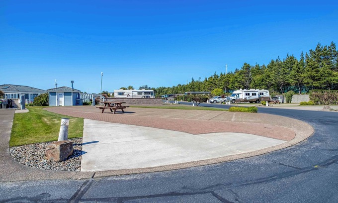 Agate Beach RV Rental | Dog Friendly, Available with 50AMP, 30AMP, Water and Sewer hook up's, WiFi