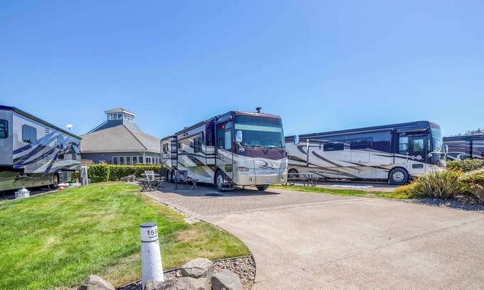 Agate Beach RV Rental | Dog Friendly, Available with 50AMP, 30AMP, Water and Sewer hook up's, WiFi