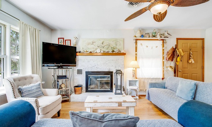 Caine Woods Cottage | Dog-friendly beach cottage with WiFi, W/D, updated kitchen & outdoor shower