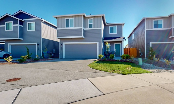 Sultan House | Dog-friendly bohemian home with enclosed yard, fireplace, & basketball court
