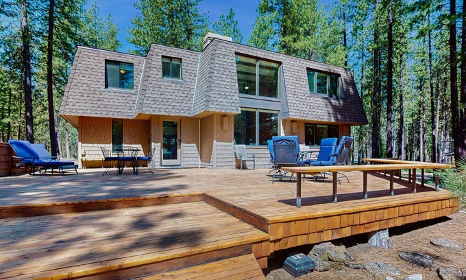 Black Butte Ranch Cabin | Dog-friendly cabin with pool, sauna, private hot tub, & great deck