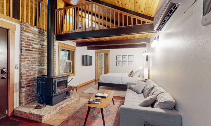 Mount Hood Village House | Dog-friendly cabin with deck, hot tub & firepit - walk to Sandy River