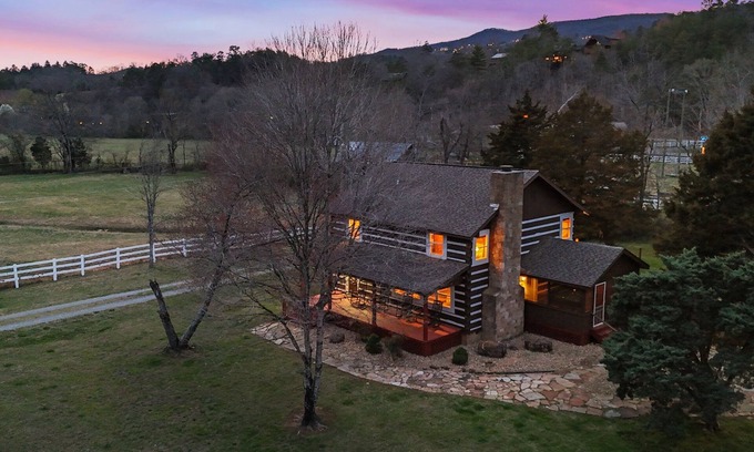 Gatlinburg - Pigeon Forge Cabin | Dog-Friendly Cabin with Huge Yard Near Attractions!