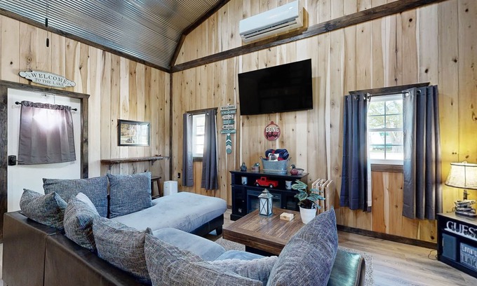 Wynnburg Apartment | Dog-friendly cabin near Reelfoot Lake with cornhole, firepit, fast WiFi, W/D