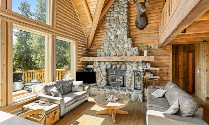 Blue River House | Dog-Friendly Cabin w/ Mountain Views & Wood-Burning Fireplace