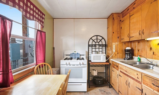 South Fork Cabin | Dog-friendly cabin with kitchen, WiFi, entertainment, & nearby ski access