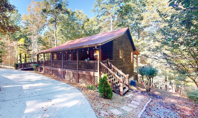Ellijay Cabin | Dog friendly cabin with fire pit, hot tub, and community amenities