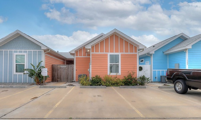 Corpus Christi House | Dog-friendly coastal cottage near the water with private yard, outdoor pool, W/D