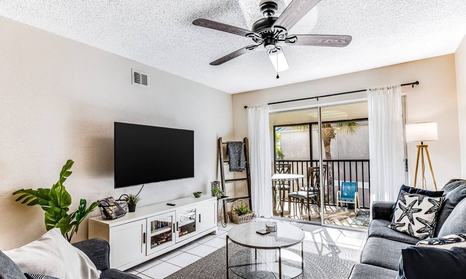 Siesta Key Condo | Dog-friendly condo with pool and tennis access, central AC, balcony, and AC