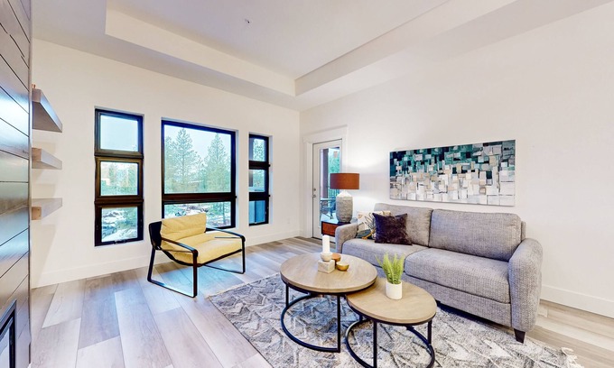 Cle Elum Condo | Dog-friendly condo with resort amenities, fireplace, full kitchen, AC, & W/D