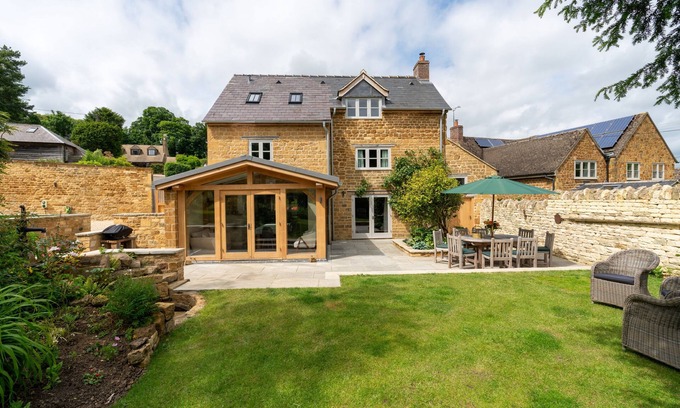 Ilmington Cottage | Dog friendly cottage - Gardners Cottage