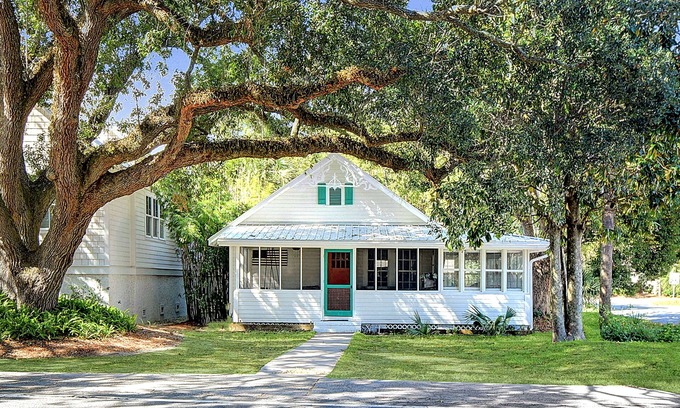 Saint Simons Island House | Dog-Friendly Cottage Walk to Beach, Village, and Dining St. Simons