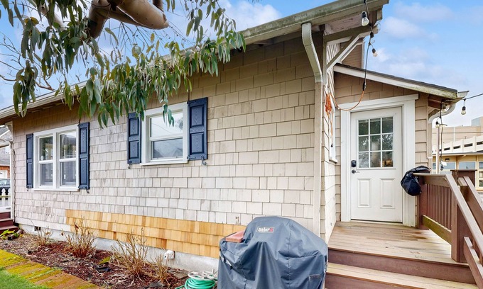 Seaside House | Dog-friendly cottage with great location, cozy interior, WiFi & washer/dryer