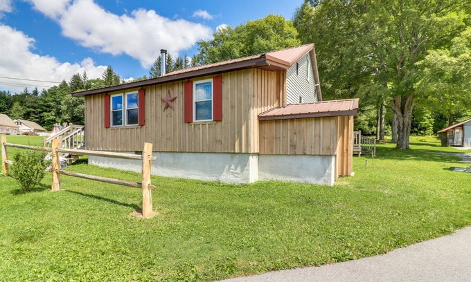 Oakland House | Dog-Friendly Country Cabin with Deck, Firepit & Air Hockey - Close to Yough River