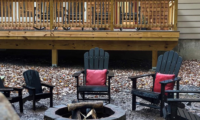 Pocono Lake Cabin | Dog-Friendly Cozy Cabin. Golf Cart for rent. Fireplace, Kayaks & Game Room.