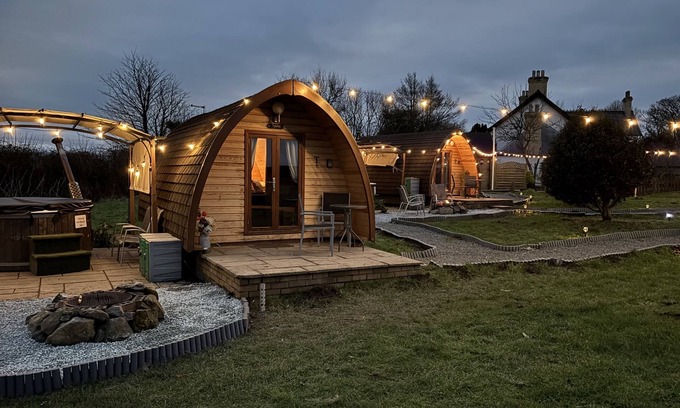 Dwyran Cabin | Dog-Friendly Cozy Winter Glamping Pod With Hot Tub