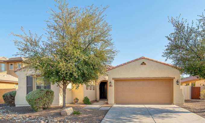 Fox Crossing House | Dog-friendly elegant home with classic finishes, enclosed yard & grill