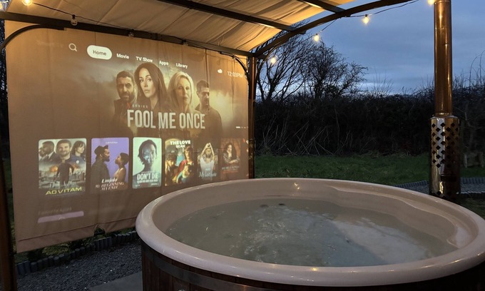 Dwyran Cabin | Dog-Friendly Executive Glamping Pod With Hot Tub