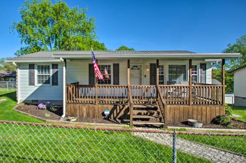 Fayetteville House | Dog-Friendly Fayetteville Home with Hot Tub!