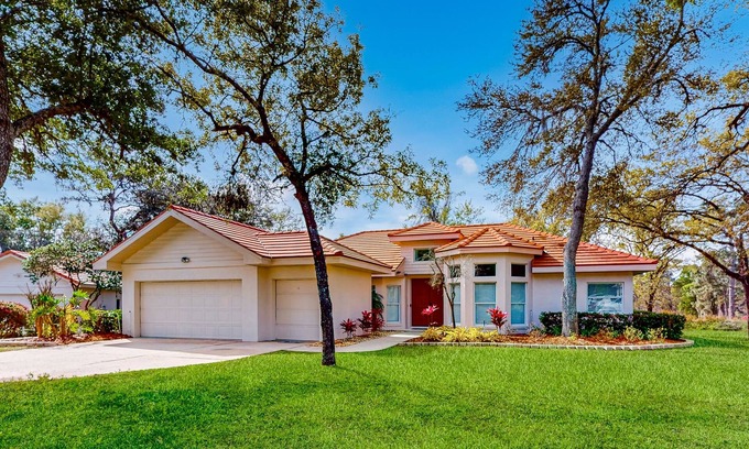 Crystal River House | Dog-friendly golf retreat with enclosed pool, alfresco dining, grill, smart TVs
